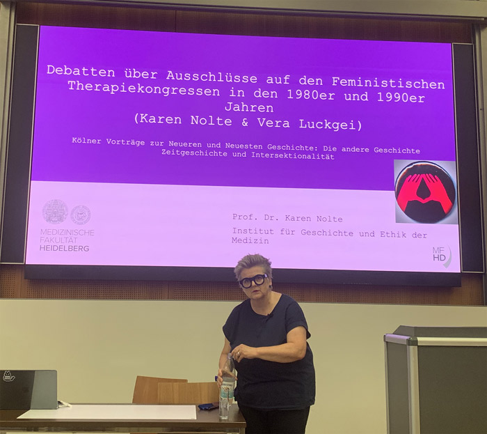 Frau Prof.in Karen Nolte referiert in der Uni Köln über die Feministischen Therapiekongresse