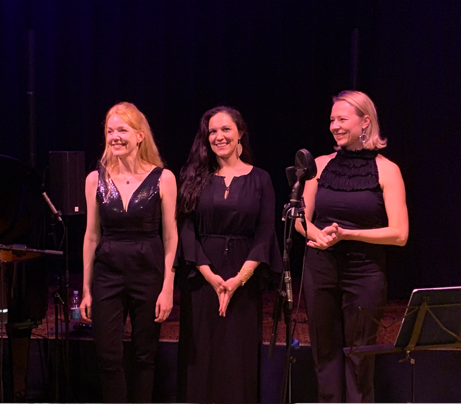 Die Pianistin Sina Kloke mit der deutsch-afghanischen Jazzsängerin und Komponistin Simin Tander und der polnischen Mezzosopranistin Marta Wryk