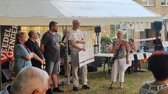 Sommerfest der Siedlung Im Heidekaul Übergabe einer Spende der Gemeinde für die Arche für Obdachlose e.V.