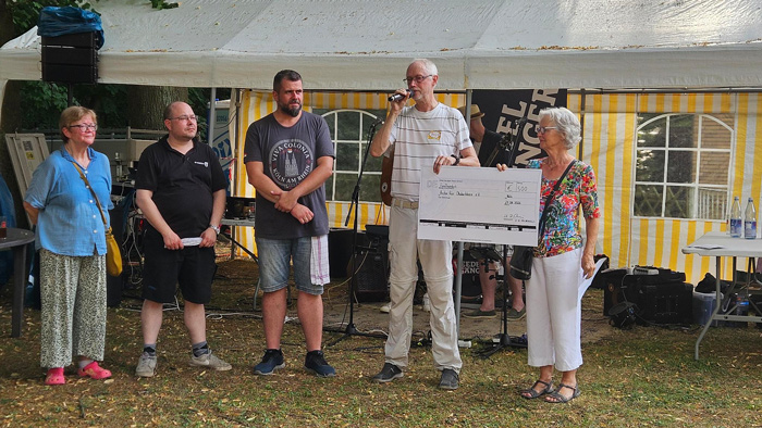 Maria Beckermann übernimmt eine Spende der Gemeinde für die Arche für Obdachlose e.V.